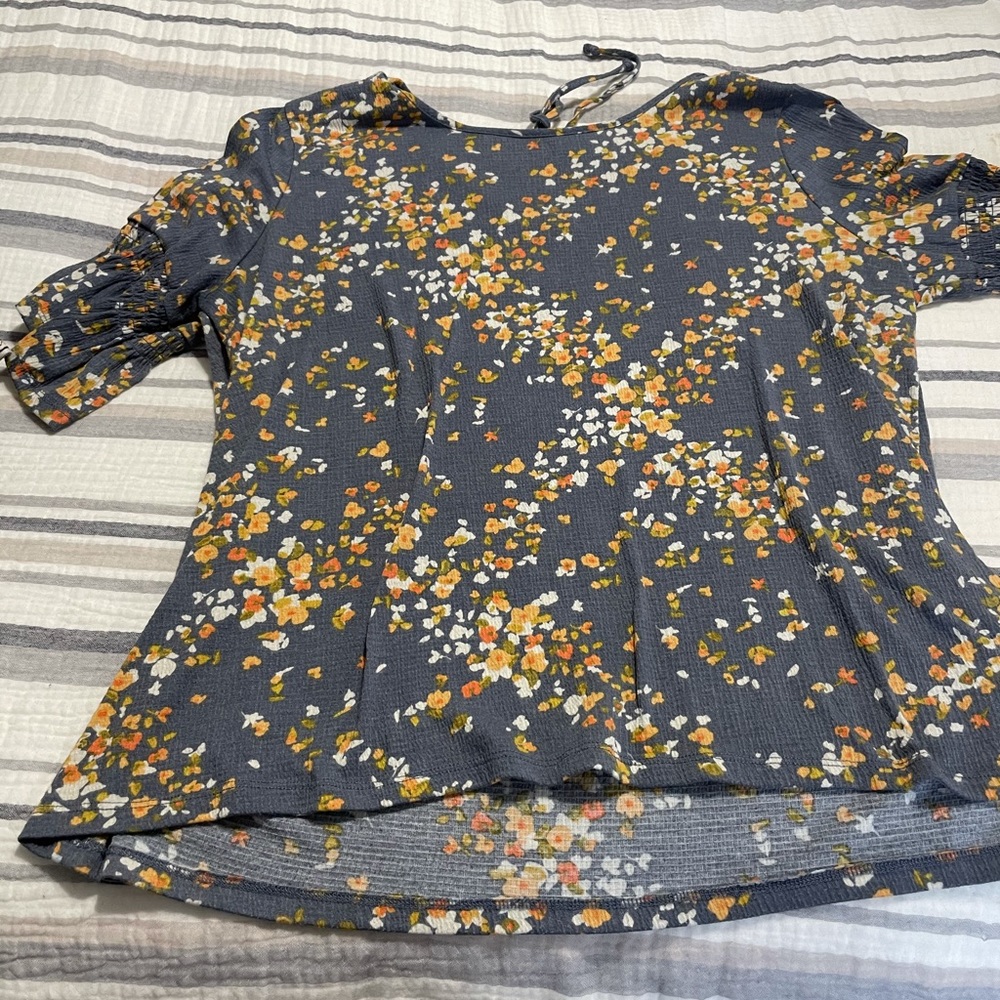 Women’s ruffled sleeve top
